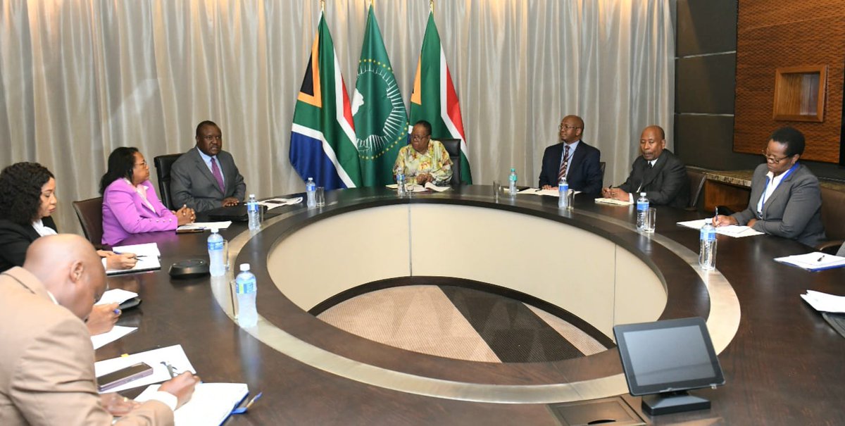 Today, Minister Naledi Pandor receiving a courtesy call from Pan African Parliament President, Mr Chief Fortune Charumbira.

#AfCFTA 🌍
#TheAfricaWeWant 

📷:  Jacoline Schoonees/#DIRCO