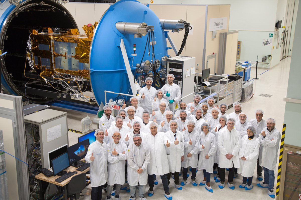 .@ESA_EO #Sentinel-1D has successfully completed the thermal vacuum tests, which simulate the thermal conditions that the satellite will experience in orbit 🛰️🚀 In the 📷, the team at Thales Alenia Space’s plant in Rome, Italy 👏 #spaceforlife