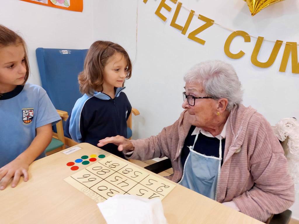 imasmallorca's tweet photo. 🫂 En el #DiaEuropeu de la #Solidaritat i #Cooperació entre #Generacions volem remarcar la importància de la relació i col·laboració entre joves i grans.

🔄 Una societat a on comparteixin temps posant en comú les seves vivències, experiències i habilitats és una societat millor. https://t.co/woYynC5tPV
