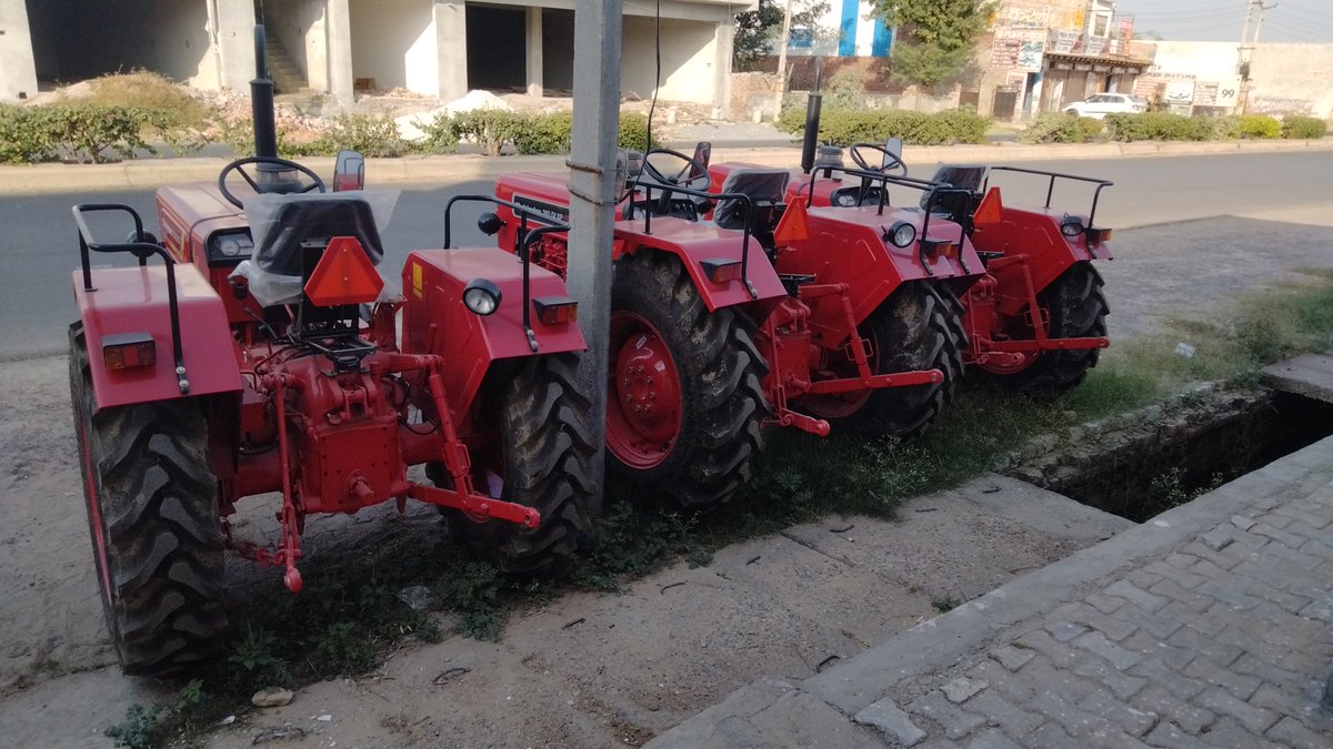 Guess करके बताओ ये कौन-सा ट्रैक्टर मॉडल है। 
#tractor #mahindra #mahindratractors #tractorlife #MahindraRiseChallenge #mahindraandmahindra #tractors #farmmachinery #tractoraccessories #TractorNews