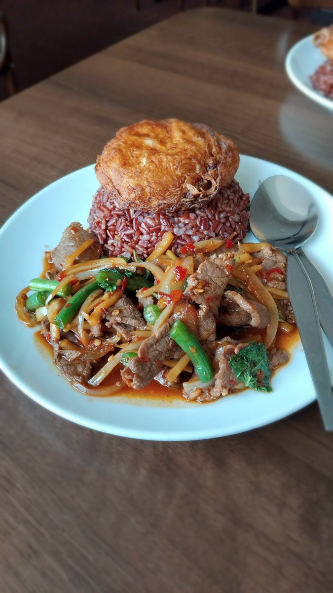 Express lunch at Thai Rack St. Albans. You can change to brown rice with a little extra money. You can also order THAI Style crispy egg. Yummy, like enjoying food in Thailand. #ThaiRack #ThaiRackStAlbans #ThaiFood #expresslunch #lunch #StAlbans #EnjoyStAlbans #ShopStAlbans