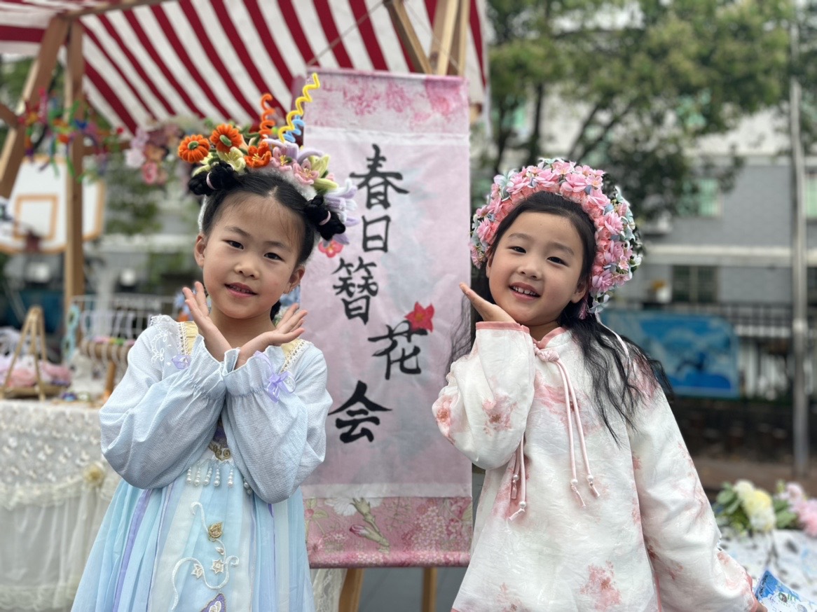 Check out these cute kids wearing lovely floral headpieces🌸🏵️! Recently, the Qianjiang Kindergarten in #Qiantang, #Hangzhou, presented the Zanhua, a traditional Chinese custom. Kids embraced this cultural beauty with great joy, creating lovely spring memories. #LifeInQiantang