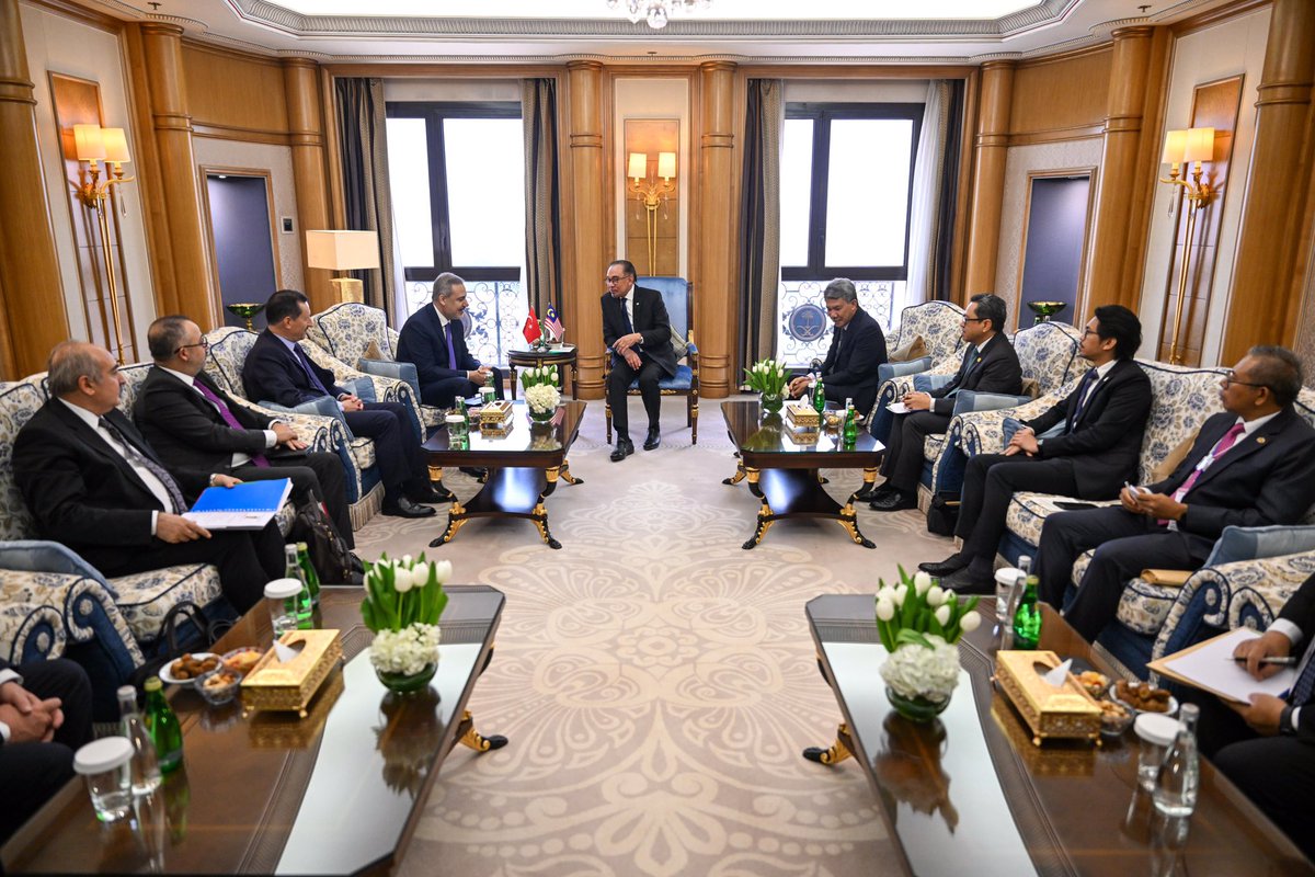 التقى وزير الخارجية @HakanFidan مع رئيس الوزراء الماليزي أنور إبراهيم كجزء من اتصالاته في الرياض. 🇹🇷🇲🇾