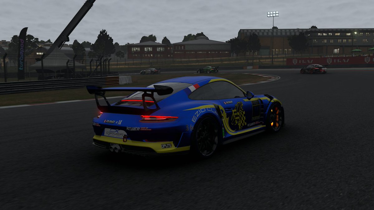 Fini la PorscheCup dans cette GT3 RS. Bilan très mitigé, voiture complexe à piloter et à régler particulièrement au niveau du train arrière et la prise d'angle.
Malgré un championnat non abouti de ma part ça reste une bonne prise d'expérience 👍