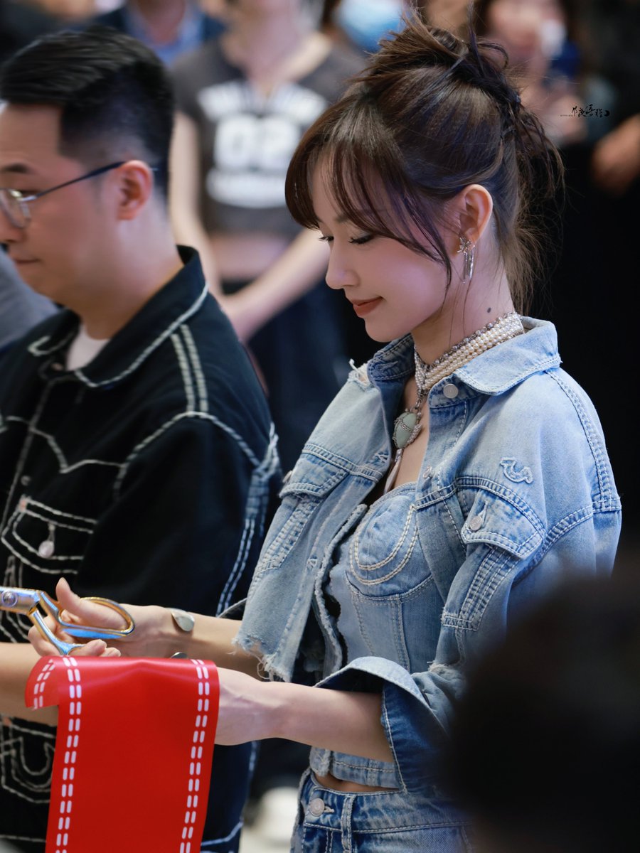 #ChengXiao for True Religion today

She is my wife😍😍😍

Location: The atrium on the first floor of Shanghai Raffles City

©️