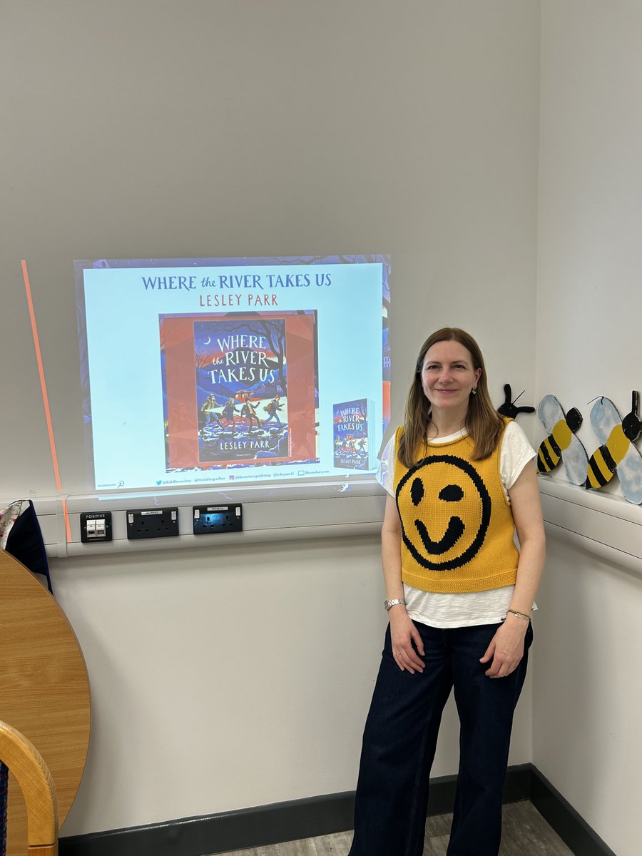 First I coordinated with the sunflowers, then I coordinated with the bees, then I spoke to some brilliant children and their brilliant grown-ups at @LlandeiloLitFst. Loved it. Thank you for having me! 💛🏴󠁧󠁢󠁷󠁬󠁳󠁿