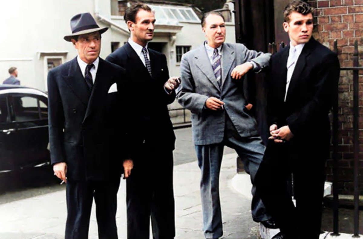 englandincolour's tweet image. Gangster Billy Hill (left), the reputed Great Train Robbery leader, with underworld figures in London in 1955. #billyhill #greattrainrobbery #1950s #londonunderworld #london #colourised