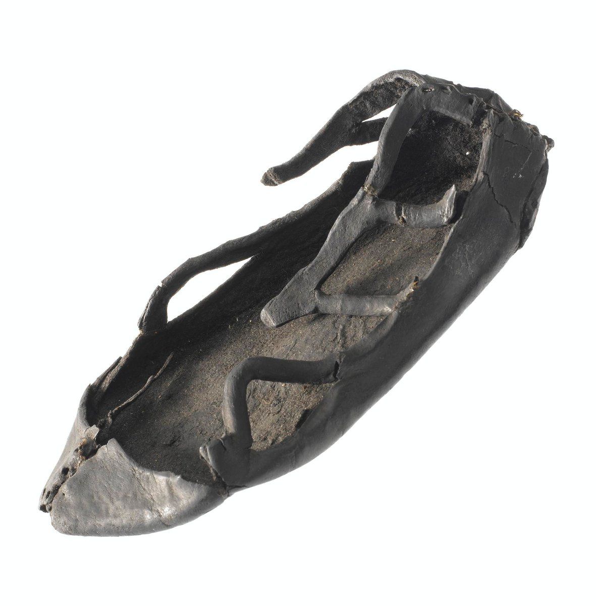 The sandal of a #Roman child from #Trimontium - @NtlMuseumsScot collection. 3,000 people, including women & children, lived at Trimontium. To find out more about children in Roman Britain, see this short film, presented by @bettanyhughes - zcu.io/znsV
