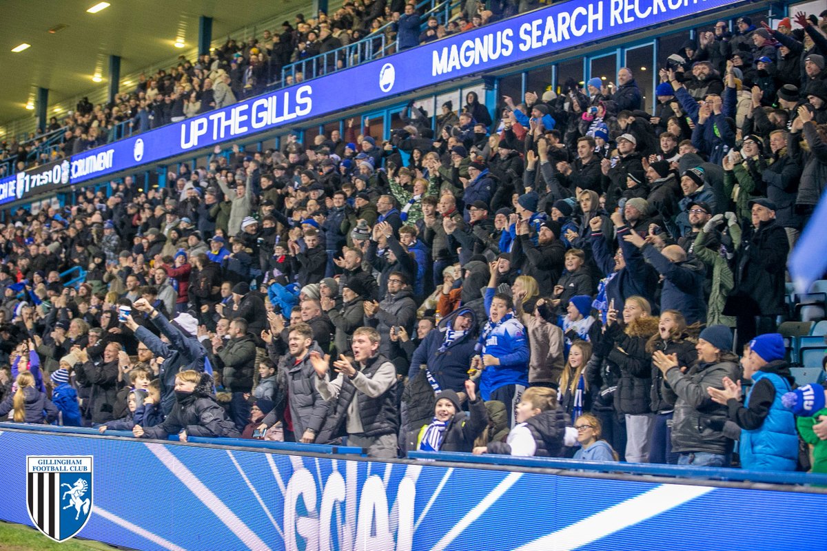 ⚽️ | Fancy playing on the main pitch here at Priestfield? We have opportunities available over the next few weeks to hire the playing surface! 🙌💙 More details via 👇👇 gillinghamfootballclub.com/news/2024/apri… #Gills | @GFC_Commercial