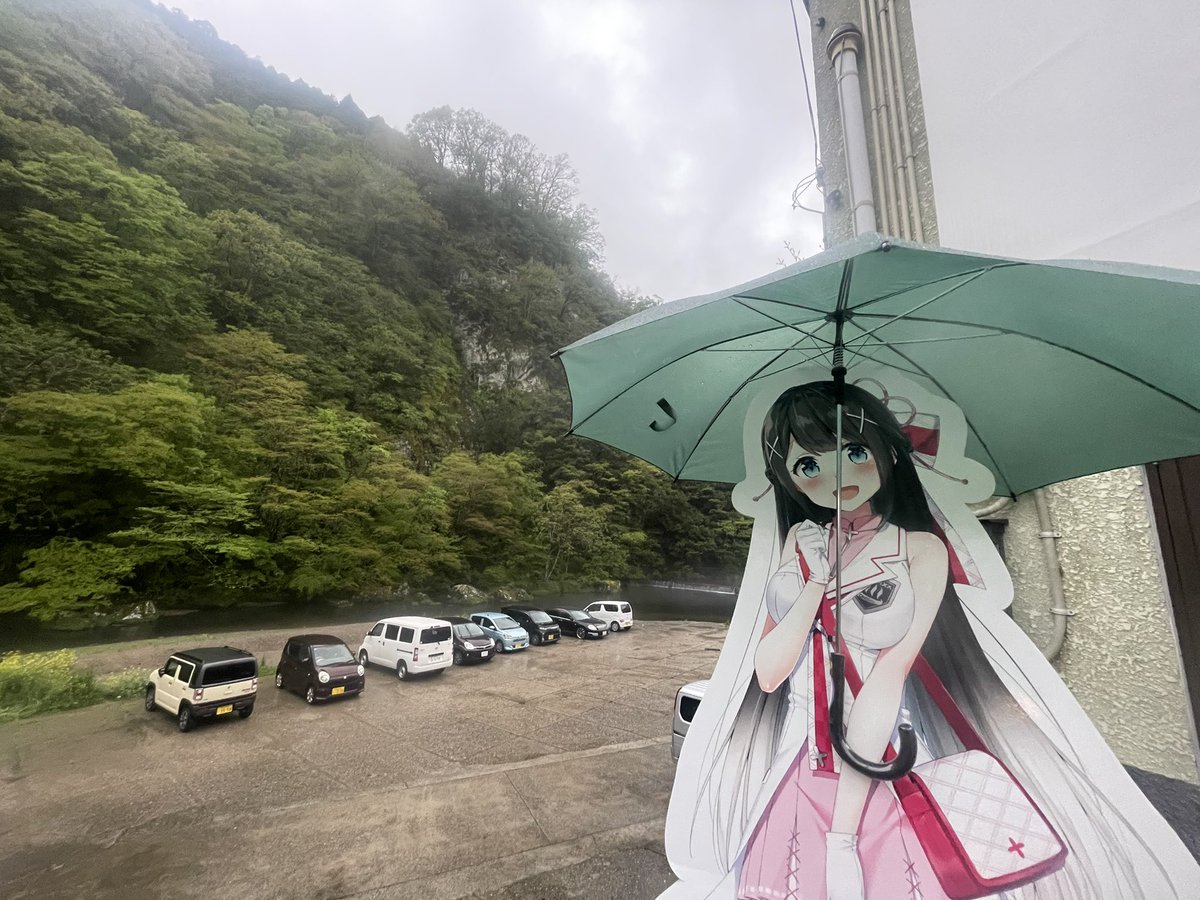 今日の湯原温泉は雨。 ダムから流れる水は冷たくて、 雨が暖かいので霧で幻想的な 景色になるんですよ。 GW期間はたくさんの人で賑わうので、 みなさん楽しんでくださいね。 #温泉むすめ　#湯原温泉　#湯原砂和