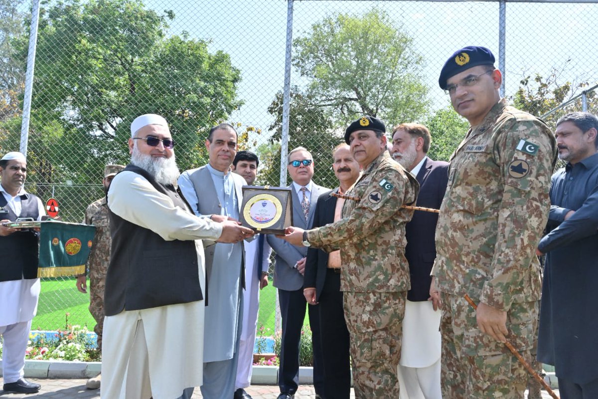 Commander 11 Corps inaugurates #Peshawar's University Campus Sports Complex, promising holistic growth for students. Interacting with students and faculty, their resolve to support shines through.
#PeshawarUniversity