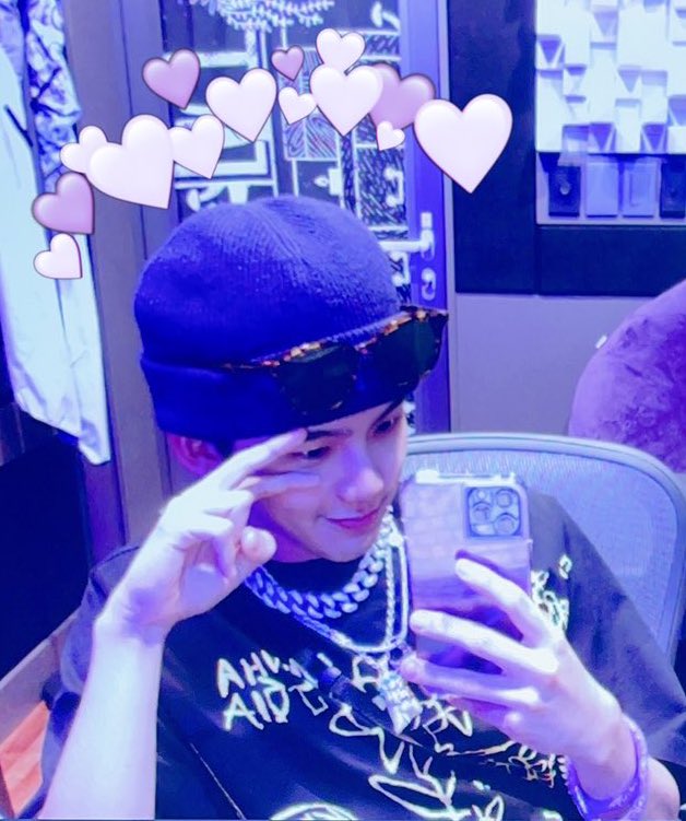 CHSLOOKS's tweet photo. studio selcas 💜 #최현석 #CHOIHYUNSUK https://t.co/QzDsjijVdk