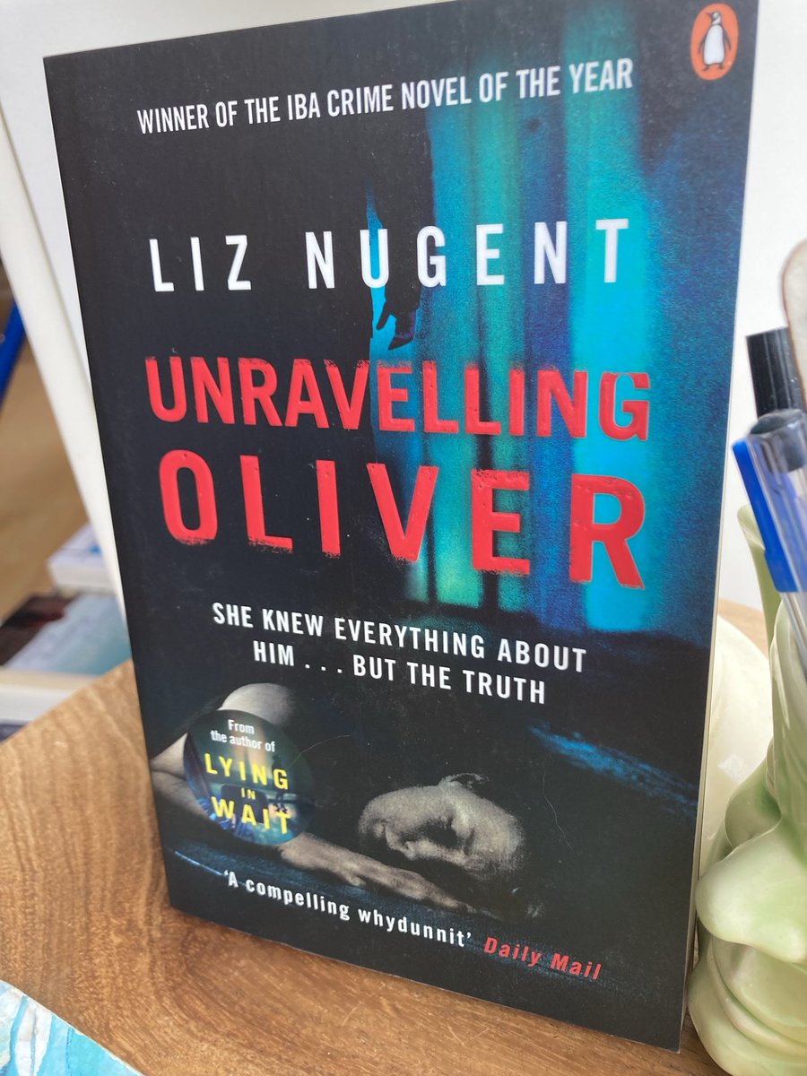 #ReadIrishWomenChallenge24
Day 29 book that’s under 300 pages.⁦@lizzienugent⁩’s #UnravellingOliver is a pacy, suspenseful, one-sitting read. It’s her debut book+she went on fulfil that early promise with string of compelling novels including the latest #StrangeSallyDiamond