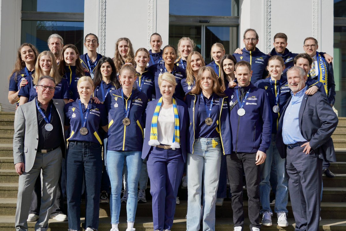 Herzlichen Glückwunsch unseren Vizemeisterinnen @SSCvolley 👍 Vielen Dank für eine spannende Saison und ein großartiges Finale🙏 Herzlichen Glückwunsch an den Deutschen Meister im Frauenvolleyball nach Stuttgart.