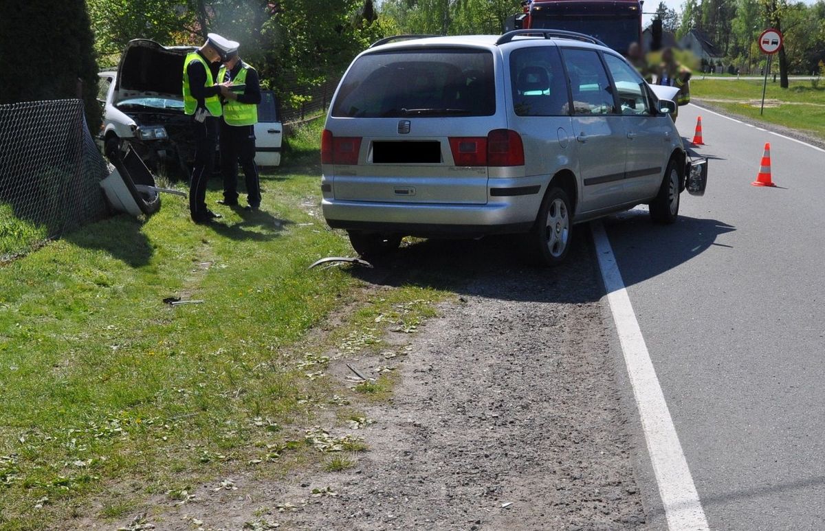 🚨 Zjechała na przeciwległy pas i pobocze, uderzyła w zaparkowany samochód❗️ W sobotę kierująca 🚗 38-latka uderzyła w zaparkowanego na poboczu VW-na. Prawdopodobnie zasnęła za kierownicą. ➡️ Do szpitala trafiły 2️⃣ osoby. ➡️ Ustalamy okoliczności wypadku, apelujemy o rozwagę ❗️