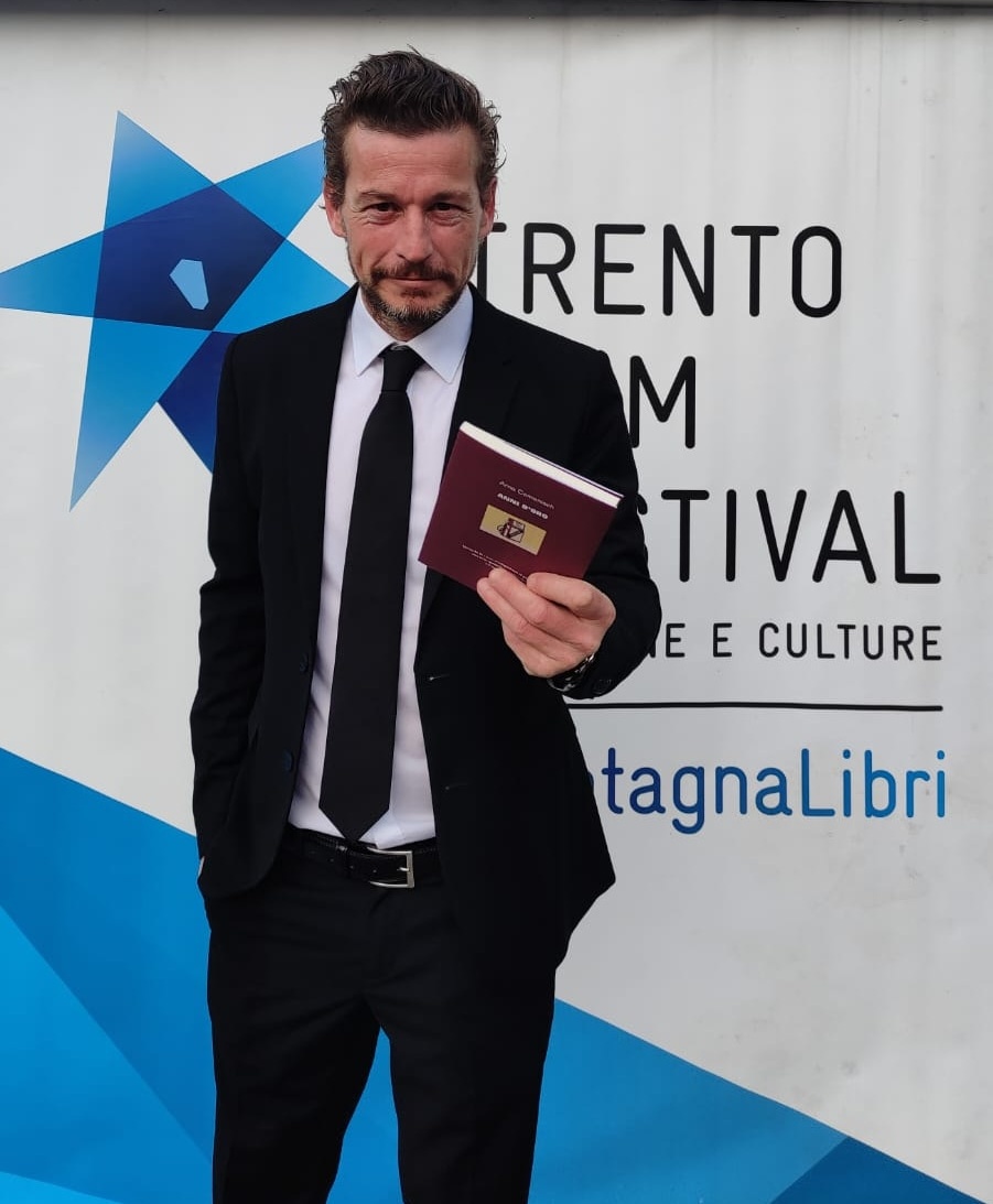 L'autore svizzero Arno Camenisch è il vincitore assoluto della cinquantesima edizione del Premio ITAS del Libro di Montagna 2024 con 'Anni d'oro': 'il punto di vista che adotta sulle Terre alte nel suo ultimo romanzo ha lasciato la giuria incantata'. Complimenti, Arno!💓