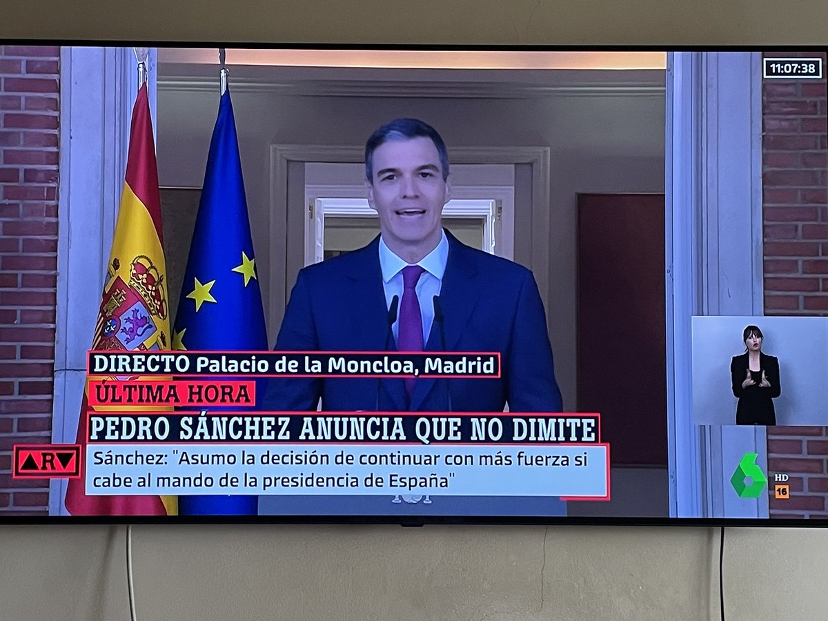 Pedro Sánchez VS Luis Rubiales : “NO VOY A DIMITIR , NO VOY A DIMITIR “ . De vergüenza ajena . No sé si vomitar o echarme a reír. 

#HolaDictadura #TodosAFerraz  #NiUnPasoAtras #SoloQuedaVox 🇪🇸 #SanchezDimision #EleccionesGeneralesYA