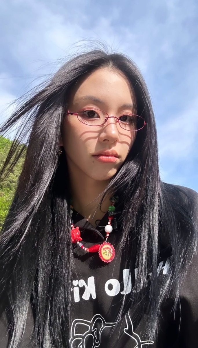 CHAEYOUNG IN SPECS IS SO PRETTY