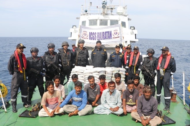 Indian Coast Guard (ICG) seizes 86kg narcotics worth Rs 600 crore and apprehends 14 crew members of the Pakistani Vessel Read here: pib.gov.in/PressReleasePa…