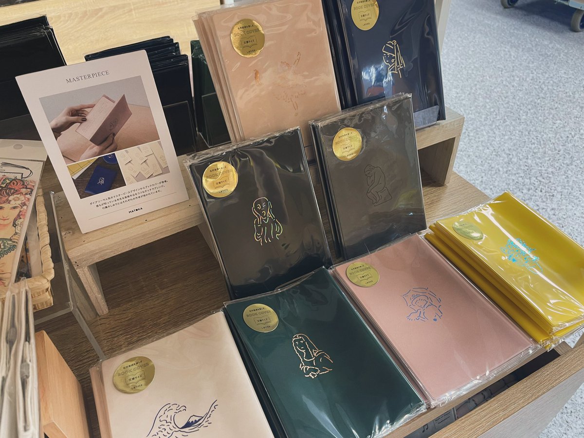 ueno_sanseido's tweet photo. 「#本のお守りフェア」開催中📚✨
その名の通り、本にまつわる雑貨を集めました。
期間:4/29〜6/18予定
大人気!#読むしかできないブックショルダー をはじめ、上野らしく #アート や #動物 のブックカバーを展開中🐾
本を持ち歩くのが楽しくなります🙌🏻
@nir_book @nir_books_akane https://t.co/Tq2TCAGNmw
