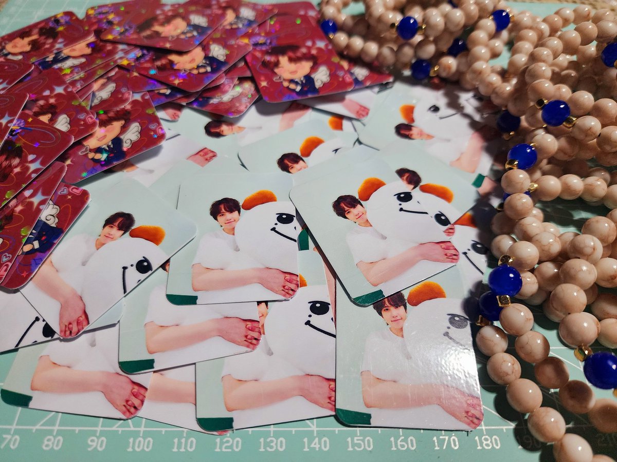 freebies for #KyuhyunRestartInJKT 
😊😊😊

*AA/AAA battery case 
*mini poca
*kyupiter bracelets

😉😉😉