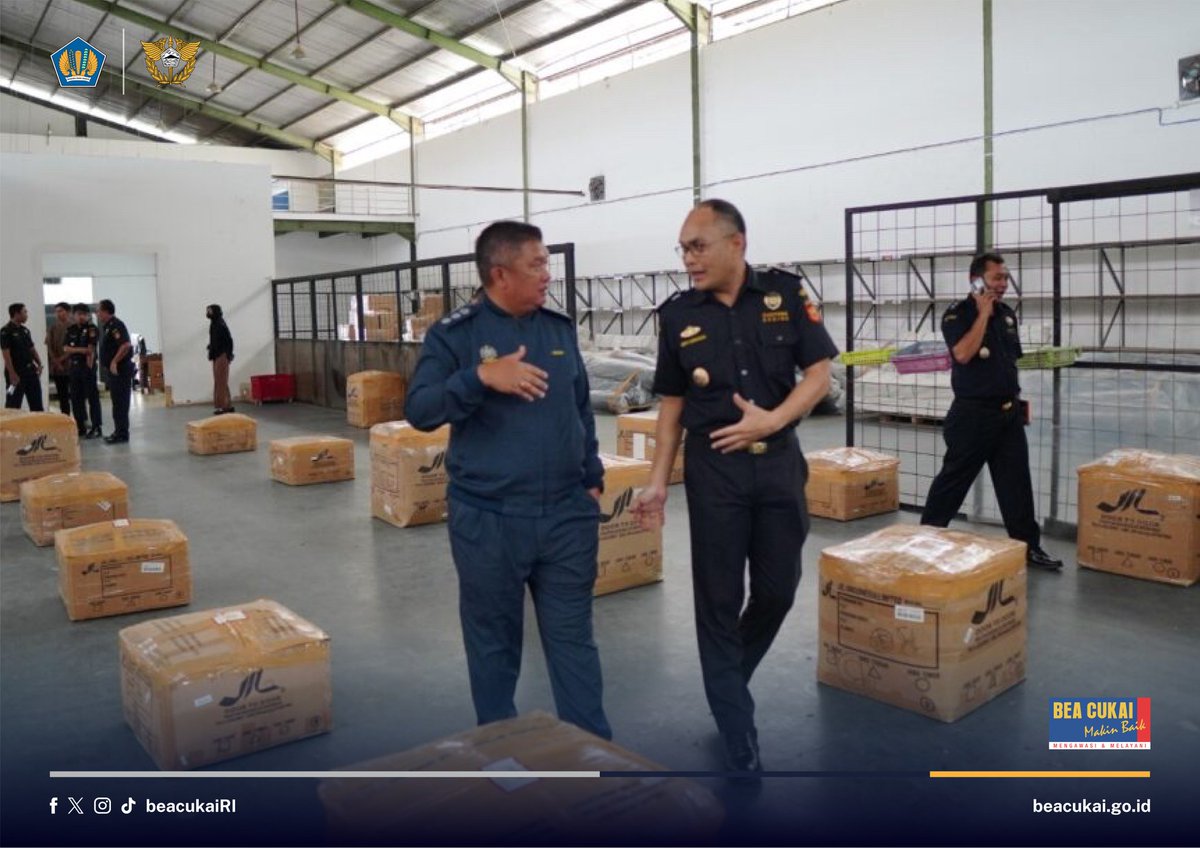 #BeaCukaiMakinBaik (@beacukairi) on Twitter photo Tingkatkan koordinasi bilateral antarinstansi kepabeanan, <a href="/beacukaitemas/">Bea Cukai Tanjung Emas</a> terima kunjungan Atase Kastam Malaysia, Ahmad bin Talib (23/04).
Tujuan dari kunjungan tersebut untuk melihat potensi peningkatan kerja sama Port Klang - Pelabuhan Tanjung Emas.
beacukai.go.id/berita/bea-cuk… Tingkatkan koordinasi bilateral antarinstansi kepabeanan, <a href="/beacukaitemas/">Bea Cukai Tanjung Emas</a> terima kunjungan Atase Kastam Malaysia, Ahmad bin Talib (23/04).
Tujuan dari kunjungan tersebut untuk melihat potensi peningkatan kerja sama Port Klang - Pelabuhan Tanjung Emas.
beacukai.go.id/berita/bea-cuk…