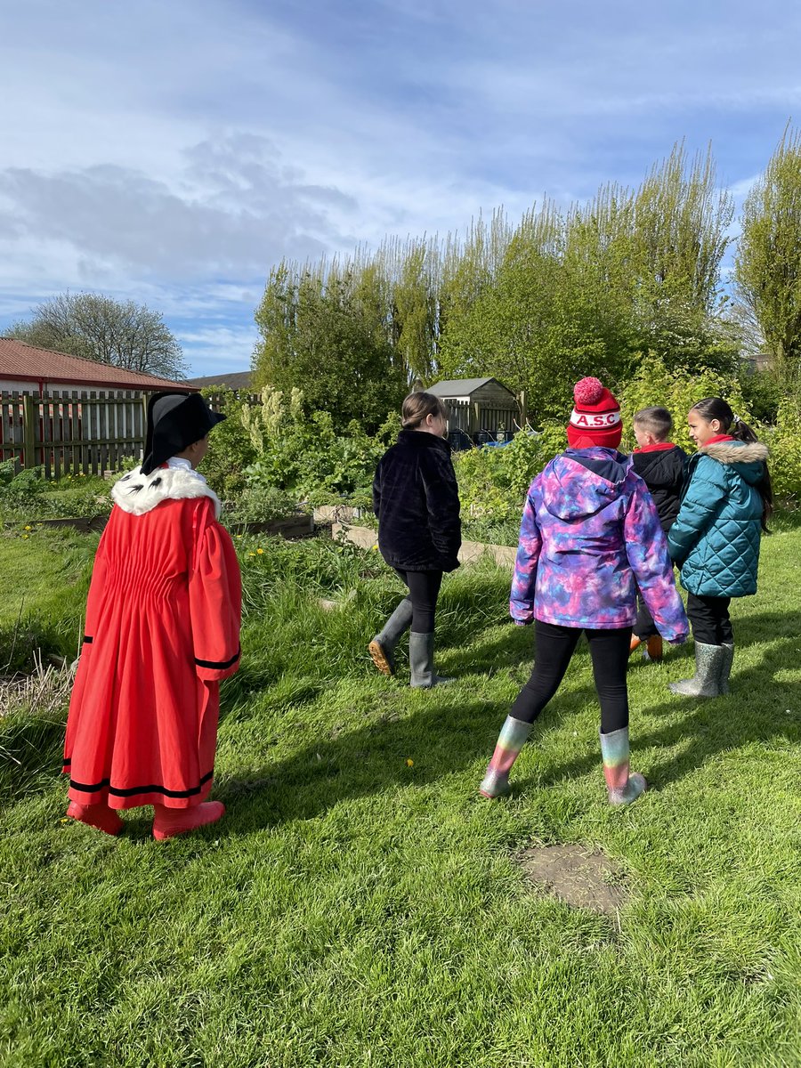 We’ve enjoyed our visit from the Leeds Children’s Mayor today showing him our work on climate action. @Child_Leeds @LSChildrenMayor @LeedsYouthVoice @DECLeeds @youngclimatewrs @rewildyorkshire @rewildingmag @LeedsClimateCom #ClimateActionNow @IWPS_Leeds