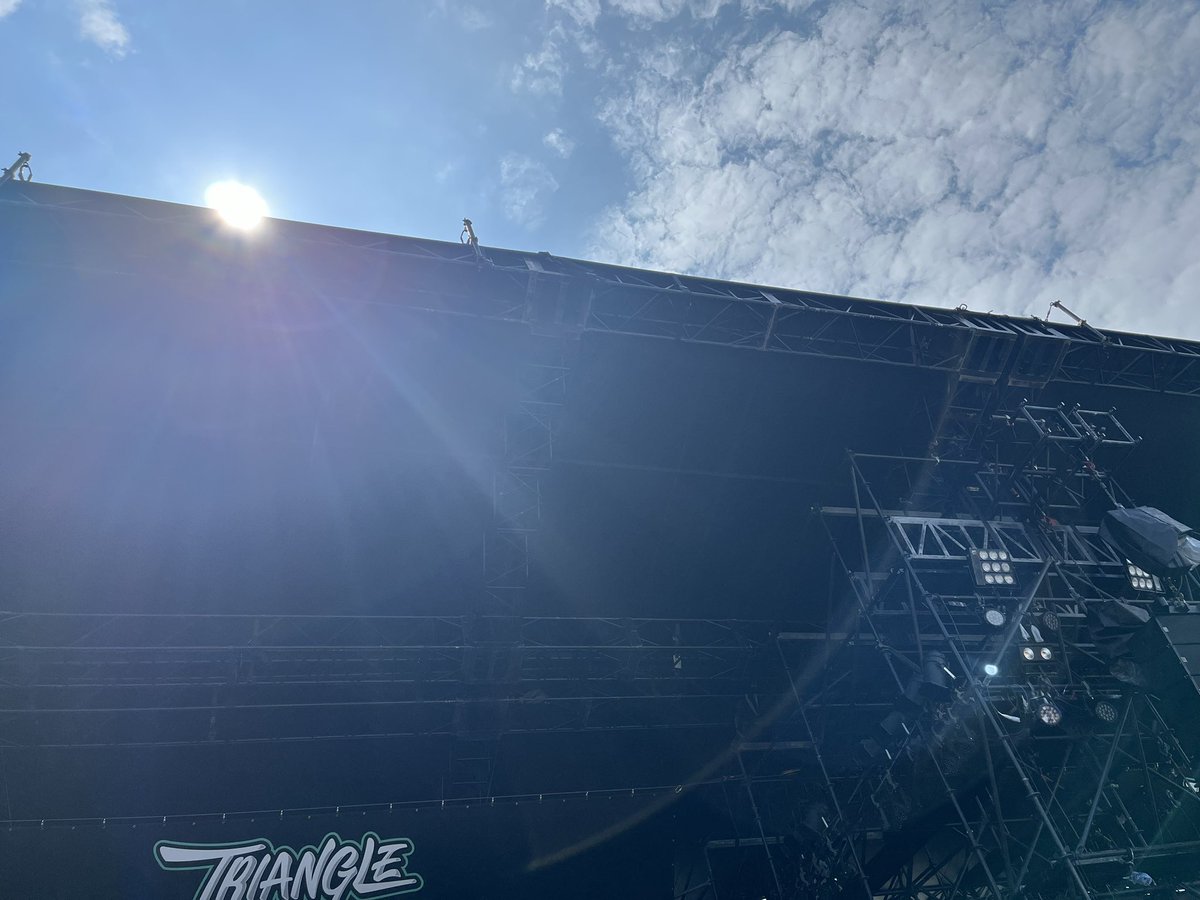 kesarena's tweet photo. 今年高1になった娘とトライアングルに来ました
一日中雨の予報が昼には雨もやみフェス日和となりました！
ホルモンのF中酸欠になりまして。
アプアプしていたらホルモンのお気に入りのタオルを紛失してしまいました😭
もし見つけた方がいらっしゃいましたらご連絡いただけるとありがたいです
🙇‍♀️🙇‍♀️🙇‍♀️ https://t.co/gR2iz1FwYB
