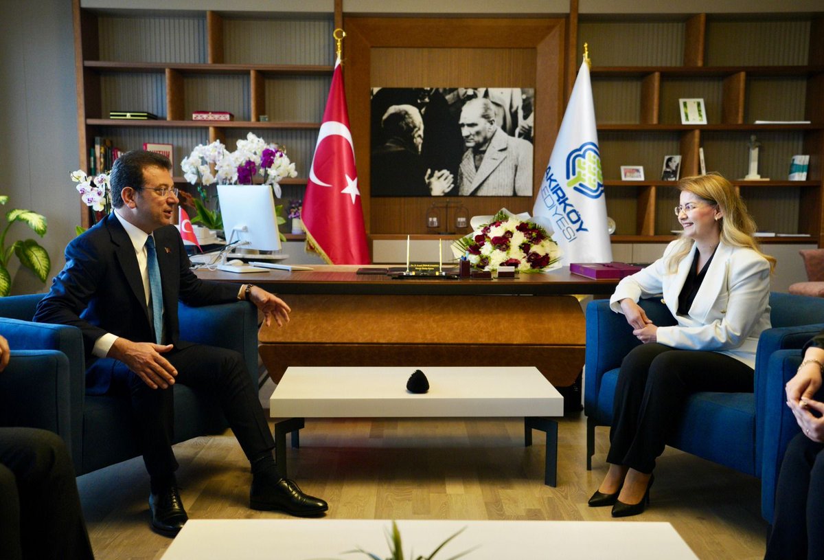 İMAMOĞLU’NDAN OVALIOĞLU’NA TEBRİK ZİYARETİ

İBB Başkanı Ekrem İmamoğlu, Bakırköy Belediye Başkanı Doç. Dr. Ayşegül Ovalıoğlu’na tebrik ziyaretinde bulundu.