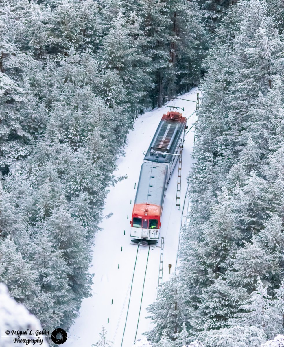 Refrescante… UT-442 avanza entre la nieve hacia el puerto de Navacerrada desde Cotos (Sierra de Madrid). 28-2-2024. #trainspotter #trainspotting #trainspotter_europe #ferrocarril #guadarrama #renfe @Renfe