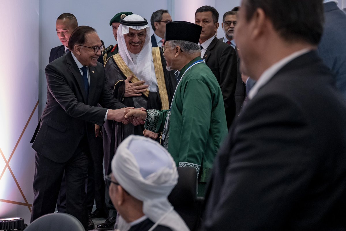 Hari terakhir di Riyadh saya mulakan dengan mesyuarat bersama Presiden dan Pengerusi Bank Pembangunan Islam (IsDB), Dr Muhammad Al Jasser. Saya diapit Pengerusi Suruhanjaya Sekuriti (SC), Timbalan Gabenor Bank Negara Malaysia (BNM) dan Ketua Setiausaha Perbendaharaan.…