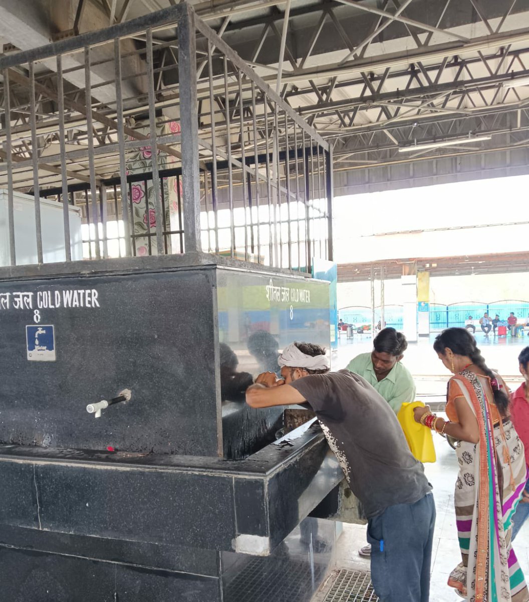 In order to ease the movement of passengers during the summer rush, provision of clean drinking water facilities has been made at the Anand Vihar (T) Railway Station. #SummerSpecial