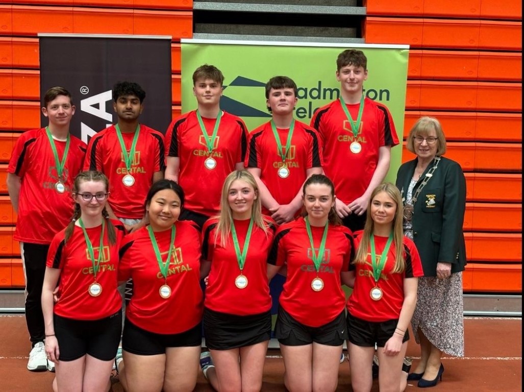 🏸Congratulations to @Pres_Carlow students Kelly Wang, Áine Dowling and Rebecca Hughes who won the 🏸#Badminton under 19 All-Ireland Juvenile Inter County Championships with #Carlow at the weekend. @Natsport @CeistTrust @ActiveCarlow Well done to all!