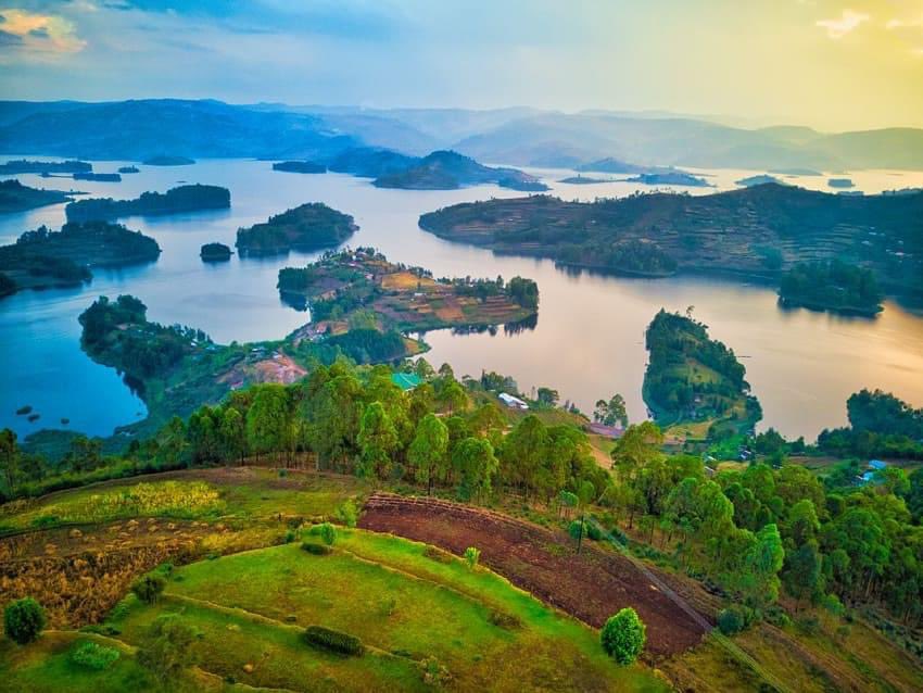 The unmatched natural beauty of Lake Bunyonyi with it's stunning islands
#lakebunyonyi #ugandasafari #ExploreUganda 
📸courtesy