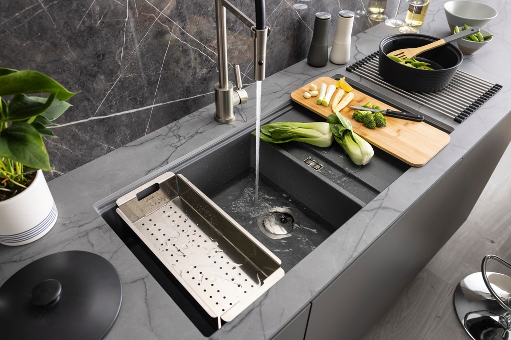 Functionality at your fingertips with Synchronist 😍 Choose from a range of bowl sizes tailored to your needs and with 2-in-1 installation, you can easily customise your kitchen layout! Say hello to space, style and functionality with Synchronist 🔗 abodedesigns.co.uk/kitchen/sinks/…