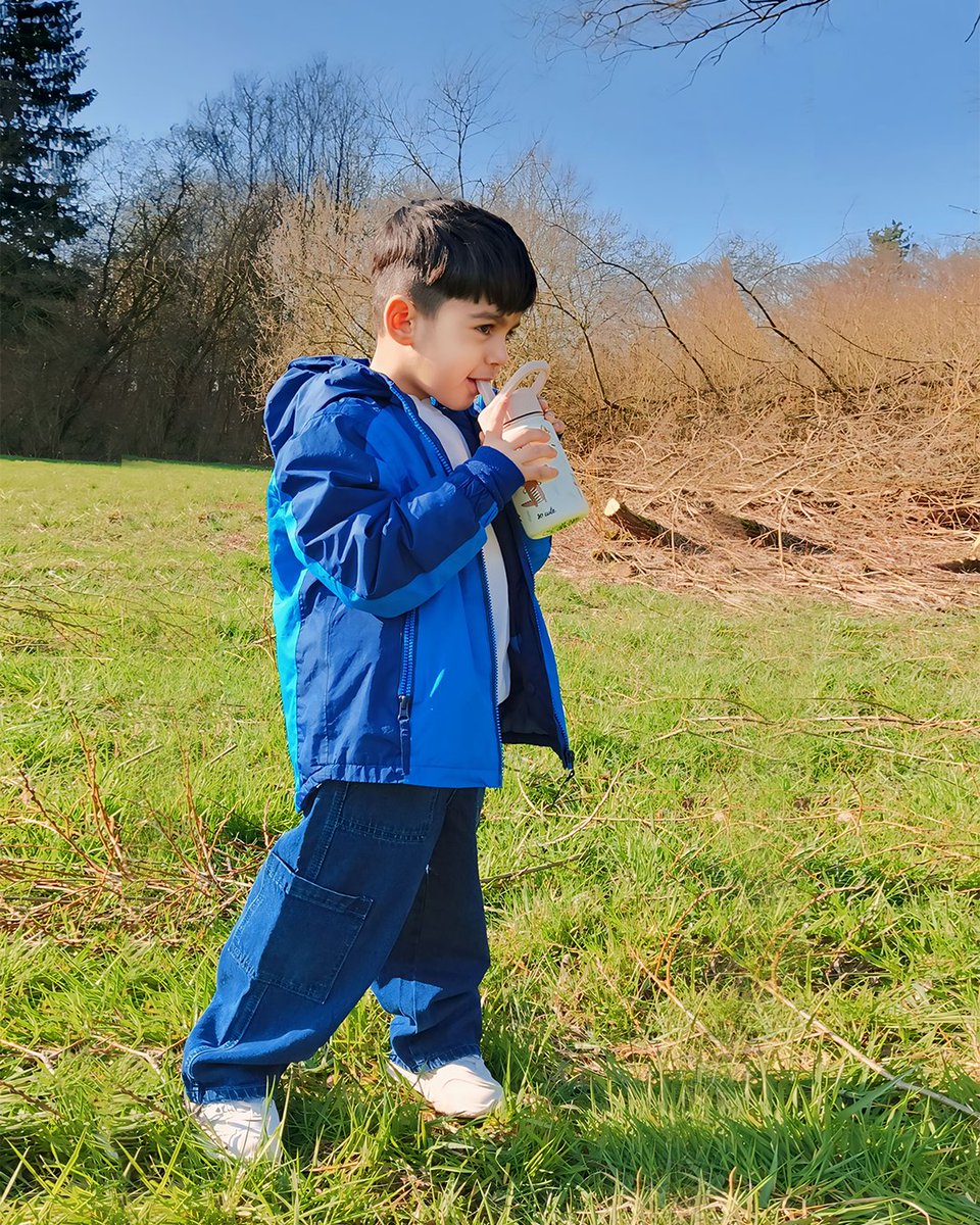 Sippin' on sunshine🌞Drop a 😍 if you're all about sibling sweetness!
Photo Credit: @xalil_ayla_ali 
#momlife #kidswaterbottle #familytime #backtoschool #OutdoorAdventures