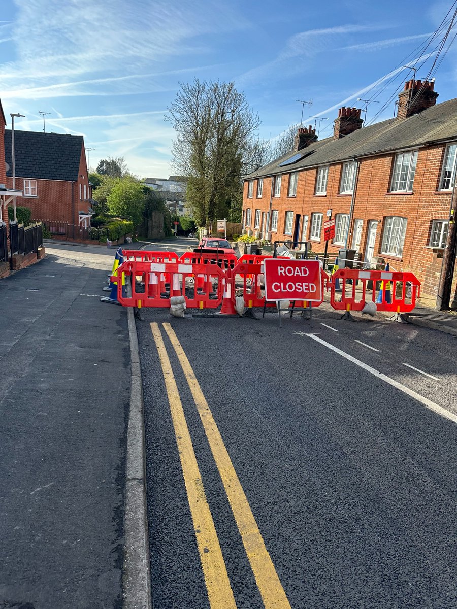 .@AnglianWater are expected on site today to repair the water leak on Notley Rd #Braintree. Until then a closure remains necessary between Kenworthy Rd & Stone Close. Our team will return later in the work programme to complete planned improvements. ow.ly/xoW950Rqo2c