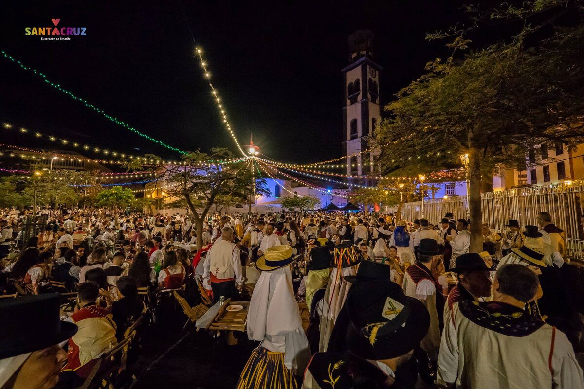 🎇El baile de magos de Santa Cruz de Tenerife es uno de los eventos más esperados en #Tenerife. Una celebración para vivir de cerca la música tradicional, así como la comida de las islas. 🗓️ 2 de mayo 📍 Santa Cruz de Tenerife
