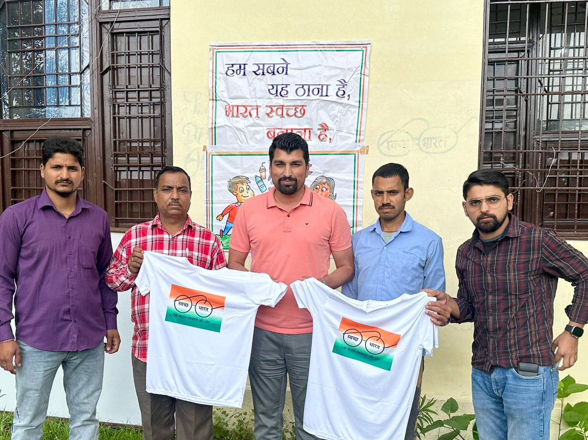 Rewarding plastic waste depositors with SBM T-shirts for the plastic deposited at Swachhata Bank, an led by BDO Chowki Choura @TasleemwaniJKAS. @justcsachin @Thakurss111 @AnsuyaJamwal @shishirgupta88 @diprjk