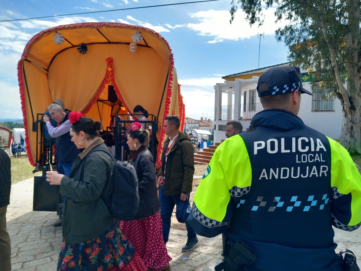 Las carretas de #Andújar y #Marmolejo van saliendo del Cerro bajo la vigilancia de los efectivos que conforman el #PlanCerro2024 Harán una parada al mediodia en Lugar Nuevo y La Cabrera