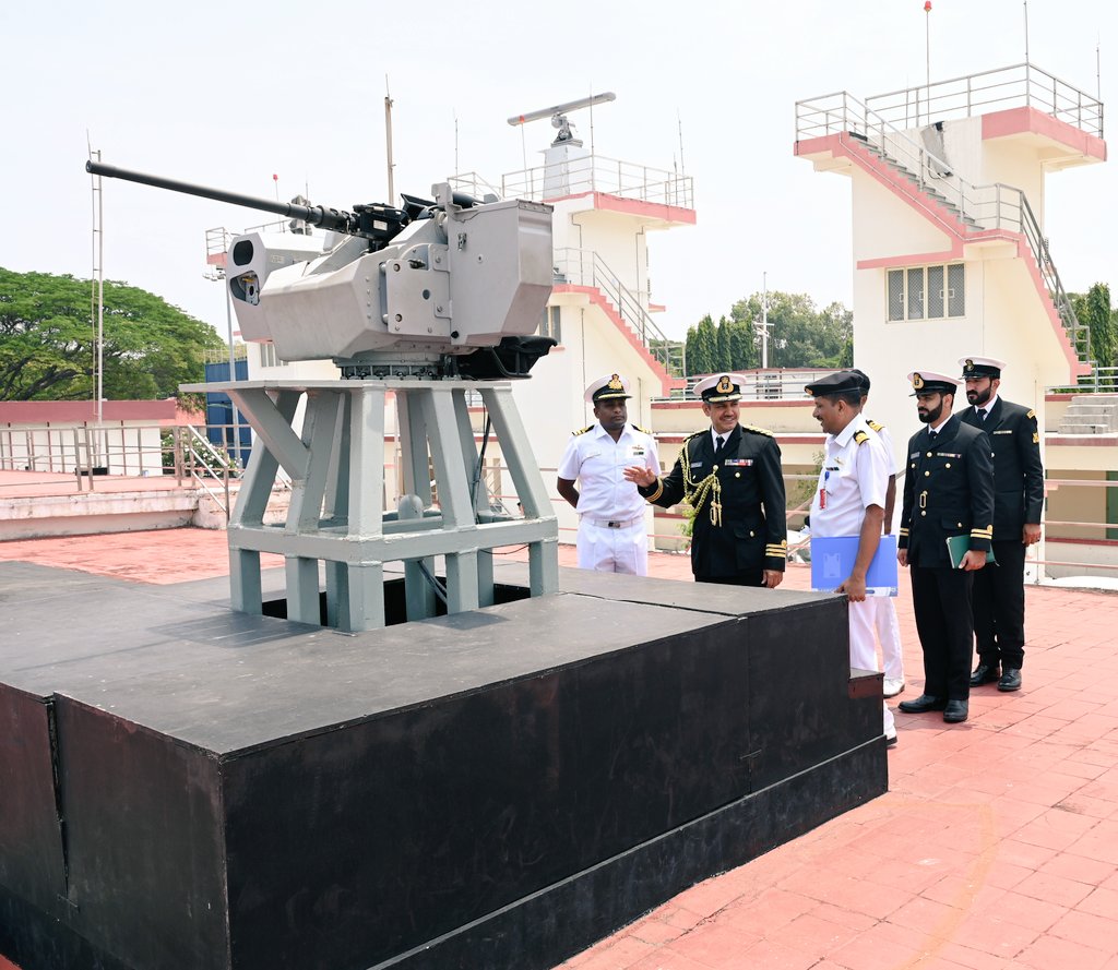 Royal Navy of Oman 🇴🇲 personnel observing the Stabilised Remote Controlled Gun (SRCG) system being used by the Indian Navy 🇮🇳 #IADN