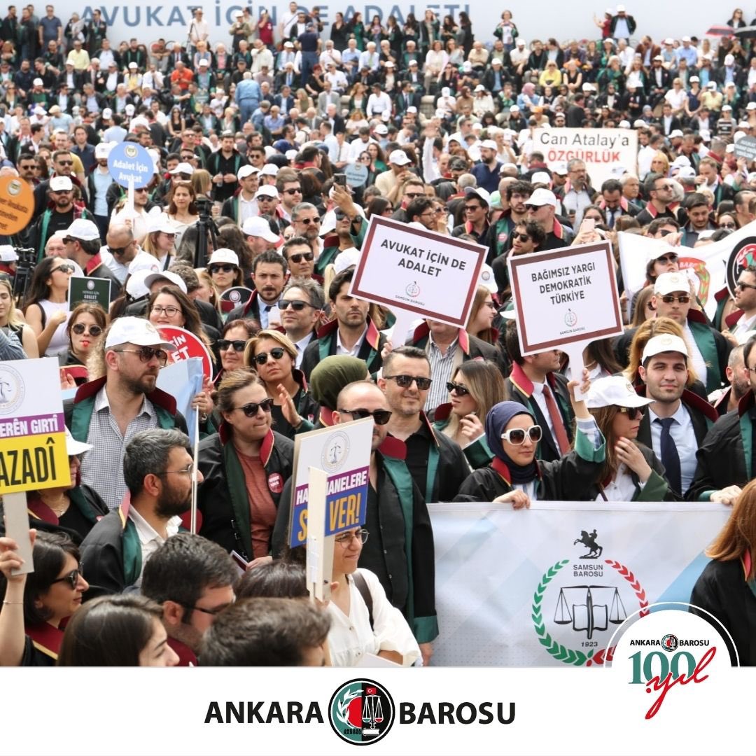 ankarabarosu's tweet photo. Türkiye Barolar Birliği öncülüğünde, 81 İl Barosu ile ortak düzenlenen Büyük Savunma Mitingi’ne Ankara Barosu binlerce avukatıyla katılım gösterdi.

Mesleğimizin sorunları için dayanışma gösteren tüm meslektaşlarımıza teşekkürler.

Haber için : https://t.co/ubetsXSSMl https://t.co/ZSlXFVN3UL