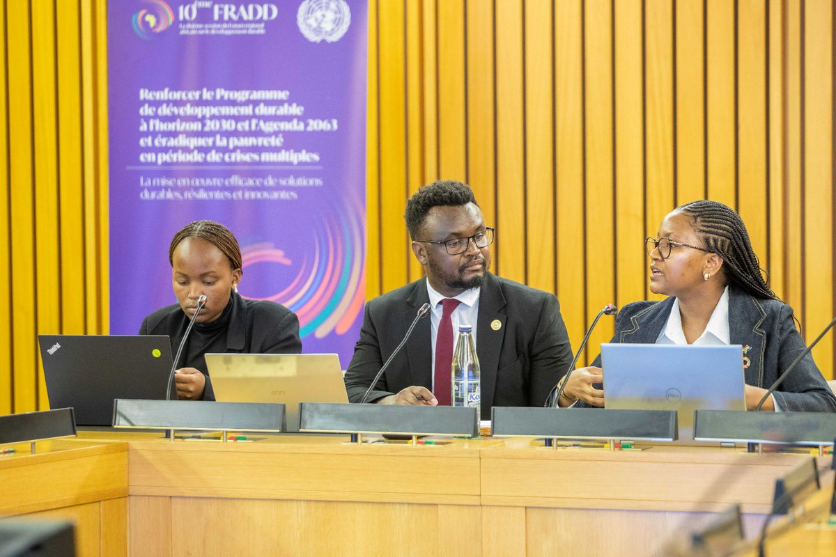 Uhuruknowledge's tweet photo. Les défis comprennent les inégalités économiques, la corruption, la dépendance à l'aide étrangère, la dette extérieure, le changement climatique et le manque d'éducation financière.

Il est essentiel de protéger l'éducation des enfants déplacés en Afrique/Congo. #AYCFF https://t.co/QLGWDbwfjg