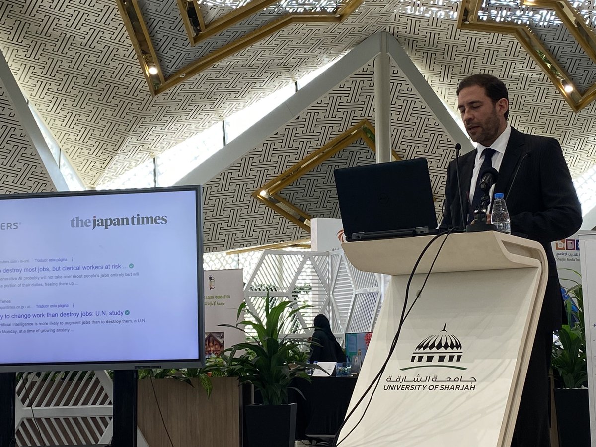 El doctor @garciabanchs explicando a los estudiantes de la @uSharjah cómo se establecer una start-up exitosa. Más de 300 estudiantes presentes que quieren ser emprendedores