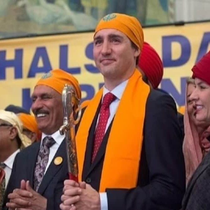 Trudeau embraces Sikh values at Khalsa Day, Toronto. Unity in diversity! 

Read more on shorts91.com/category/india…

#SikhValues #CanadianDiversity #Inclusivity #Trudeau #KhalsaDay