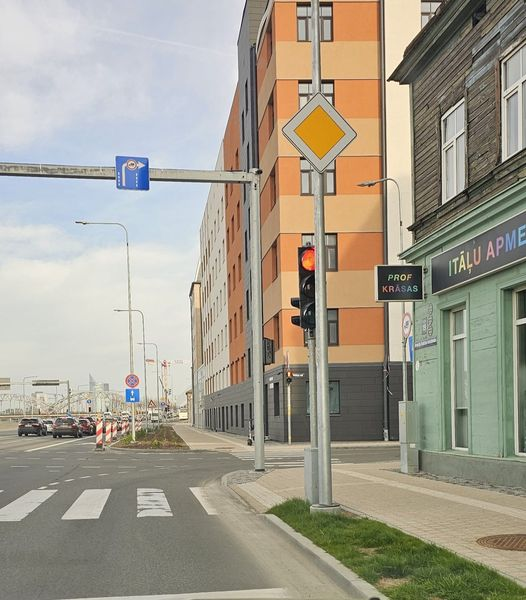 edaliba's tweet photo. Nu un ka luksaforu neredz? Toties @RigasDome un satiksmes "eksperti" @Olafs_Pulks un @VilnisKirsis varēs lepoties ar iekasētiem sodiem no autovadītājiem, kuri vakara saulē ne tikai neredzēja sarkano, bet arī luksaforu. https://t.co/8cLkBu85BP