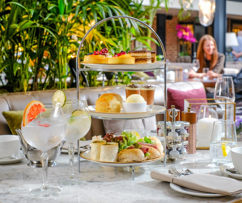 Enjoy afternoon tea, the Cheshire way @PalmCourtGPH Begin with a freshly-prepared selection of finely-cut sandwiches, followed by homemade scones with clotted cream and preserves, and a delectable and delicate array of miniature desserts to finish 😋 ☕ tastecheshire.com/places-to-eat/…