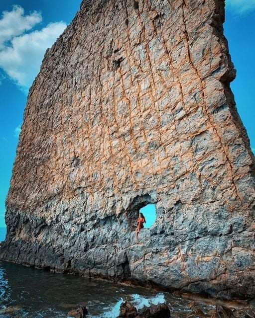 Roca Parus, en Rusia.🇷🇺
La Roca Parus o Roca de la Vela, es un monolito de arenisca del cretácico superior, situada en la costa nororiental del Mar Negro, entre Dzhanjot y Praskovéyevka, en el ókrug urbano de la ciudad de Gelendzhik, en el krai de Krasnodar en Rusia.
Recibe este
