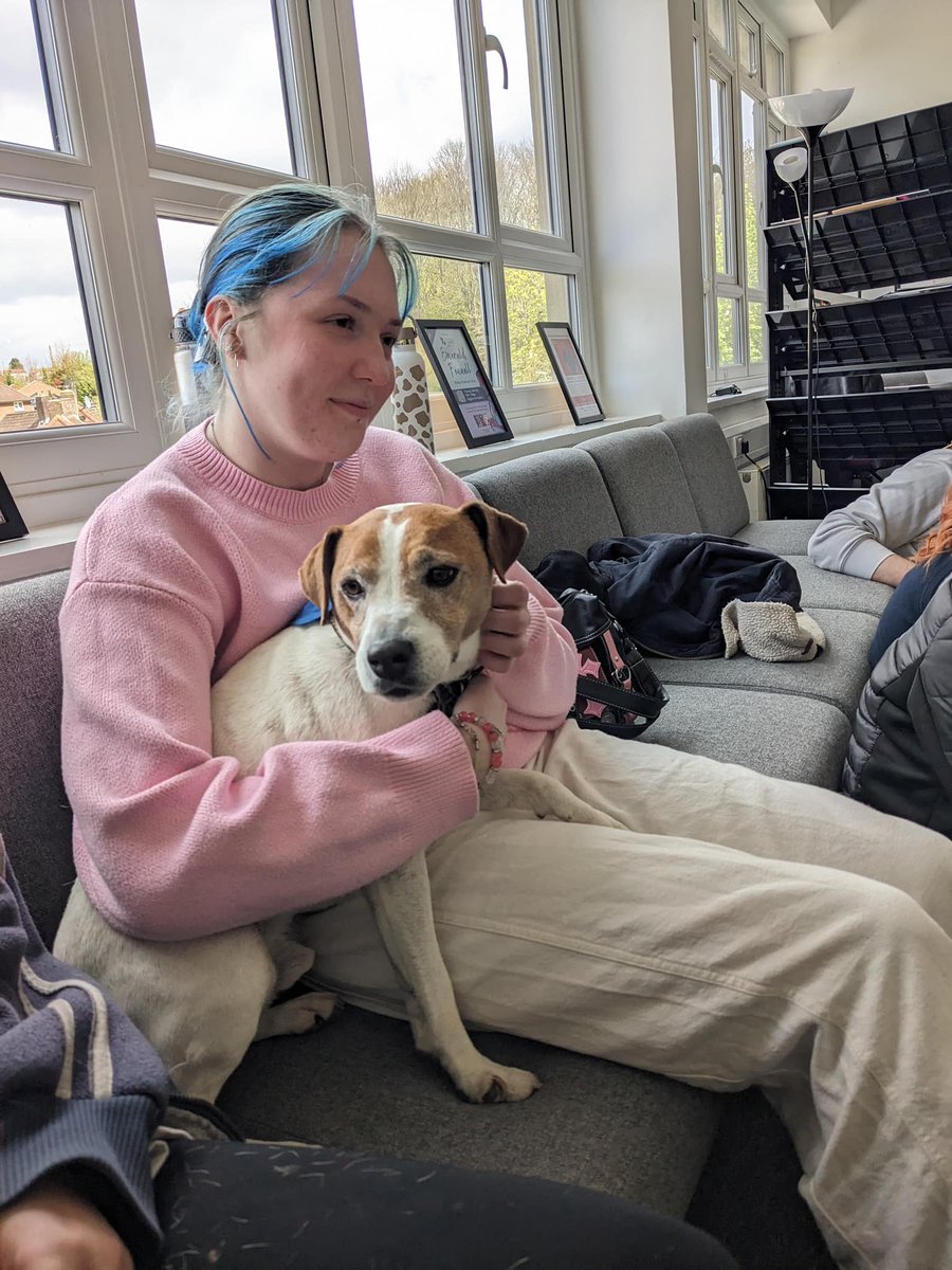 💮Kate and Daisy had a wonderful time at Brighton Film School visiting the students. Who needs Hollywood when you can have movie magic right at home?

💙Thank you, Kate and Daisy! 

#canineconcern #therapydogs #workingdogs #caredogs #ukcharity