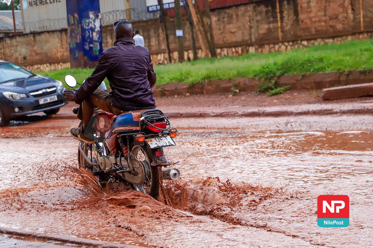 7th Street in the Industrial Area of Kampala was left flooded due to the rain this morning.

#NBSUpdates